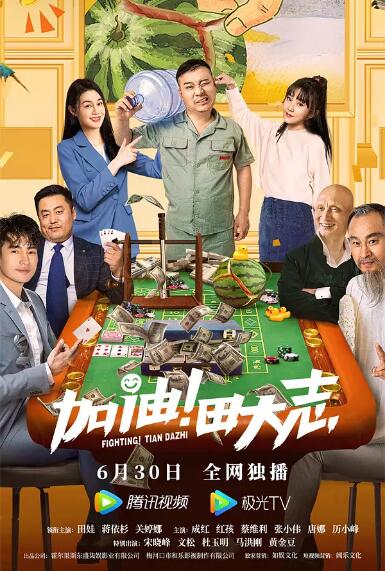 其中，到场影人陆续登上长江游轮，体验史无前例的“水上红毯”入场式，积极留下各自的“长江图”，“人在画中游”般分享宜昌心情。