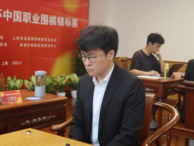 在采访环节，杨幂回应了针对剧中齐刘海造型引发的争议。