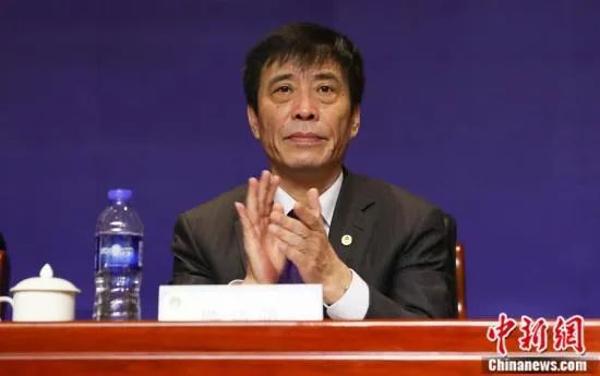 电影《英国病人》讽刺的是最厌恶界线之争的人，反而被误认为间谍，战乱带来的误会与阴差阳错，让人永失所爱。