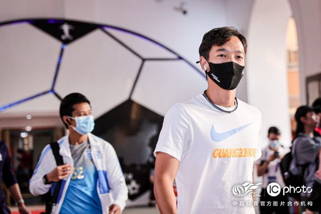 一个男孩子顶哭男孩子