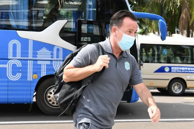 从此，“做霓虹灯下永远的哨兵”不仅是她的台词，更是她艺术道路上不懈追求的精神灯塔。