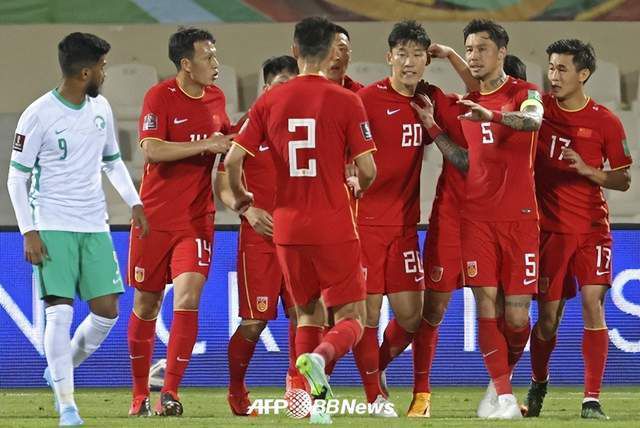 大方认爱卡哥：是的，我们订婚了 锦绣开年！