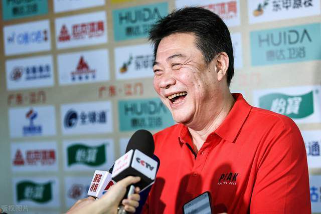 小七似乎对妈妈的设计的时装完全不关心，不停抠鼻子四处张望萌态十足，身穿黑色 独享老爸怀中宠爱好软萌 小七变大姑娘五官精致 2016-10-31 当地时间10月29日，贝克汉姆（David Beckham）抱着女儿小七、带着两个儿子布鲁克林和罗密欧一起现身机场，有段日子不见，贝小七哈柏(Harper Seven Beckham)从萌娃一下蜕变 2010首映新春贺岁夜 成龙携新七小福现场高歌 2010-01-22 七小福献礼首映。