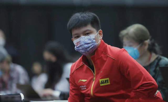 导演保罗·麦奎根、主演丹尼尔·雷德克里夫、詹姆斯·麦卡沃伊身穿西装帅气亮相。