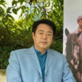 海报中，妮可·基德曼手持一朵红白相间的郁 《林肯律师》动作场面惊险 马修·麦康纳险丧命 2012-07-25 美国悬疑电影《林肯律师》确定将于8月15日在国内上映。
