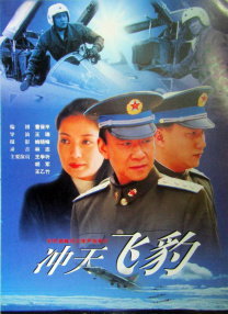 海浪礁石，湿冷空气，海风吹乱书籍的扉页，玄色岩滩上飞扬着雪白的布料，张震在自然环境中释放真我，尽显文艺型男的魅力。