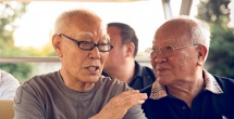 《煎饼侠》曝《恐高的鸟》MV 大鹏囚身鸟笼献唱 2015-06-15 由大鹏执导主演，袁姗姗、柳岩、尚格·云顿等众多明星领衔的喜剧电影《煎饼侠》即将于7月17日全国公映。